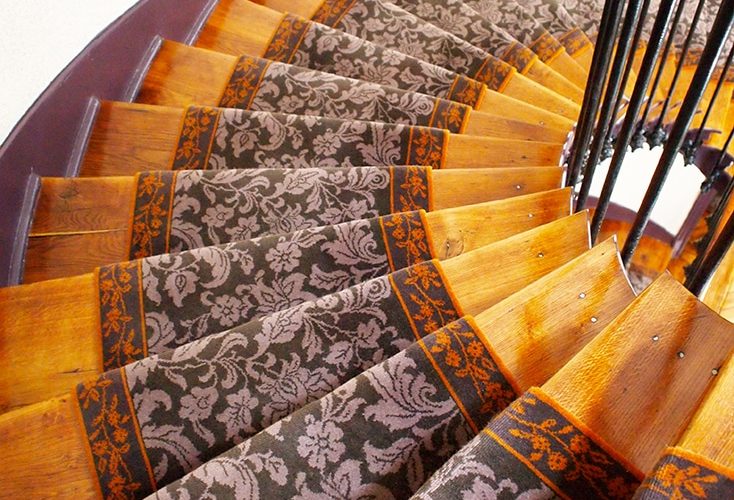 tapis d'escalier motifs floraux
