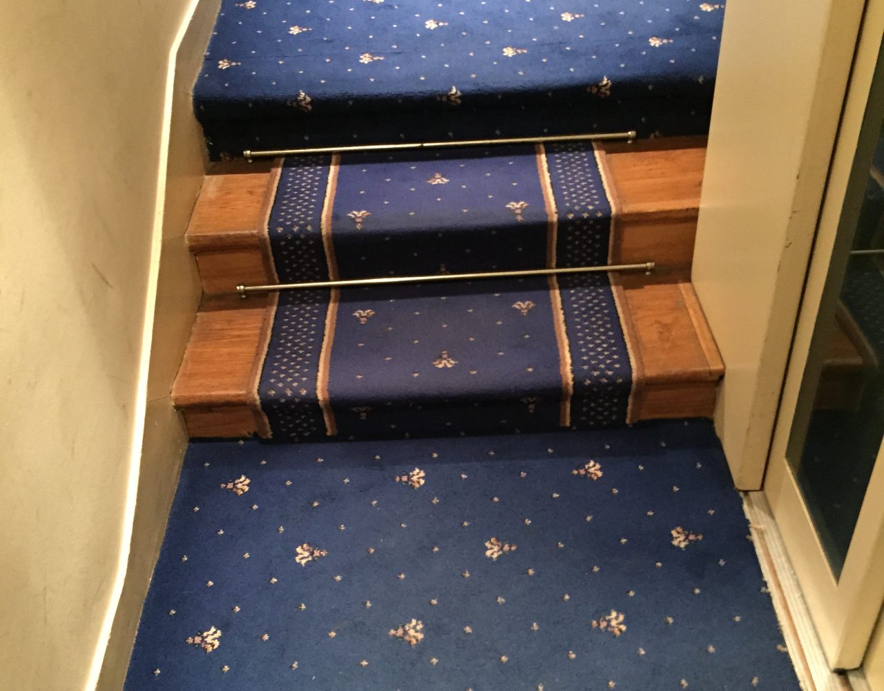 Habillage des palier en moquette collée de mur à mur et tapis d'escalier en passage