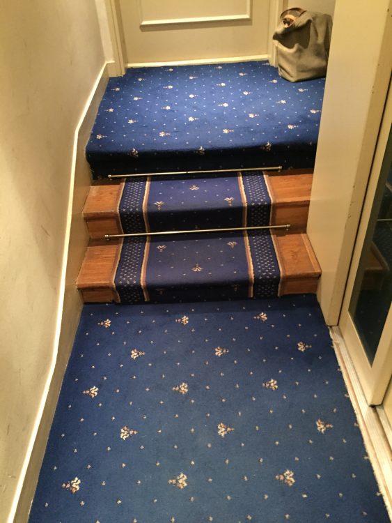 Habillage des palier en moquette collée de mur à mur et tapis d'escalier en passage