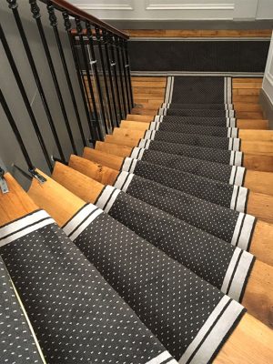 tapis dans un escalier à pois gris et blanc