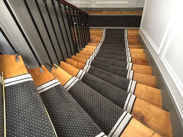 tapis dans un escalier à pois gris et blanc