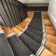 tapis dans un escalier à pois gris et blanc
