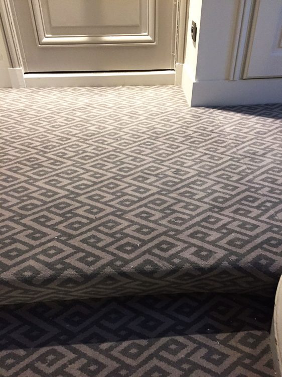 Moquette en laine ton gris clair et foncé