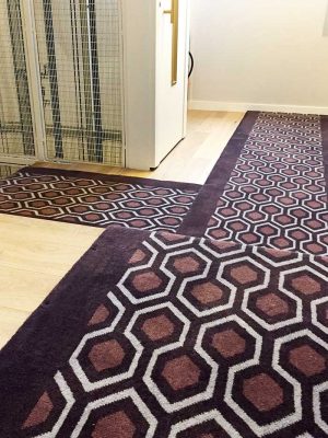 tapis géométrique devant un ascenseur