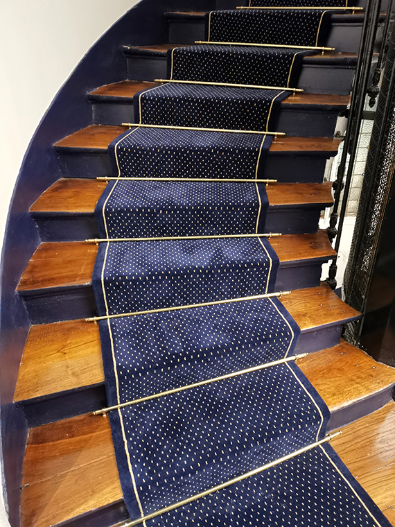 Tapis escalier bleu nuit à point beige