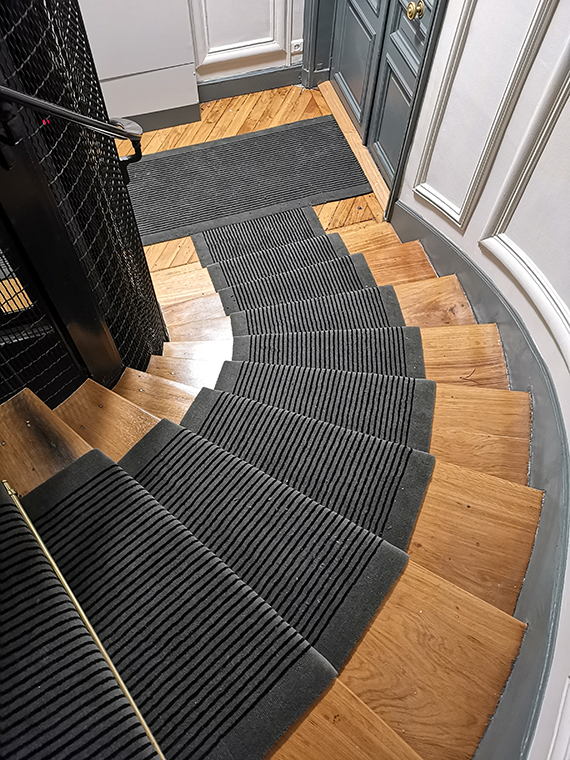 tapis de cage d'escalier gris à rayures noires
