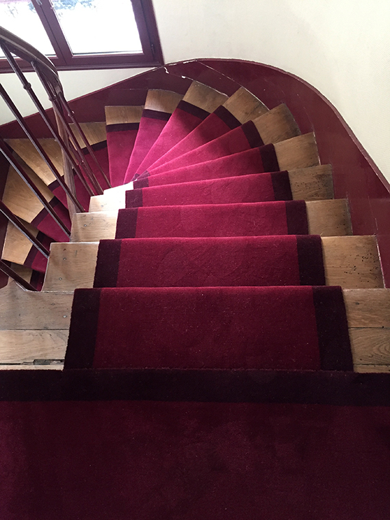 tapis escalier uni à bordure rouge