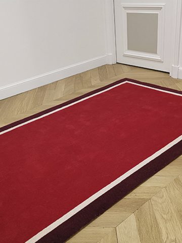 Tapis rouge sur parquet