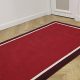 Tapis rouge sur parquet