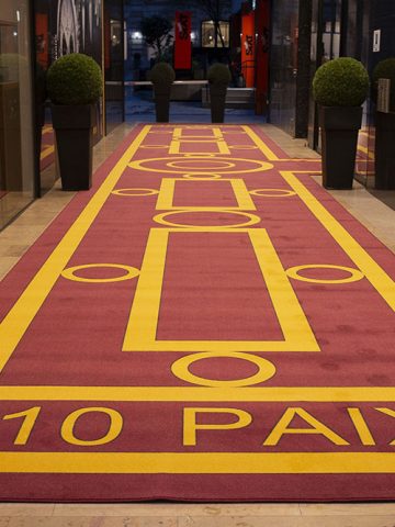 Tapis géométrique rouge et jaune