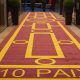 Tapis géométrique rouge et jaune