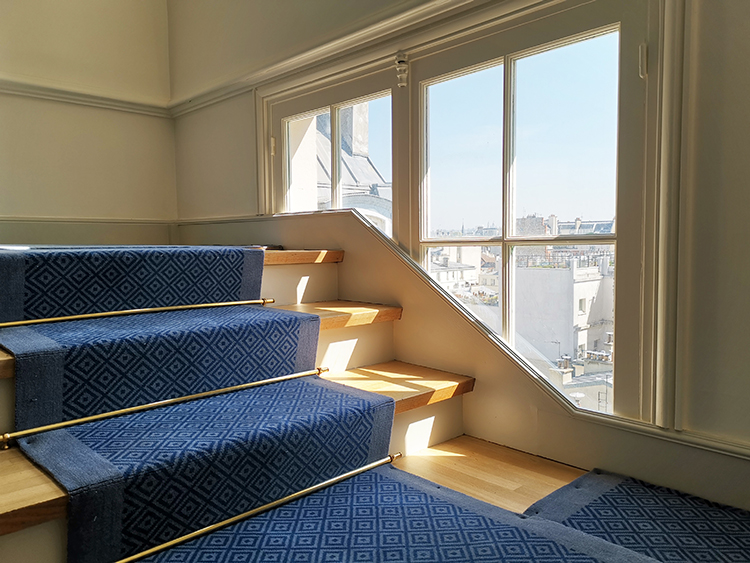 tapis d'escalier à losange bleu