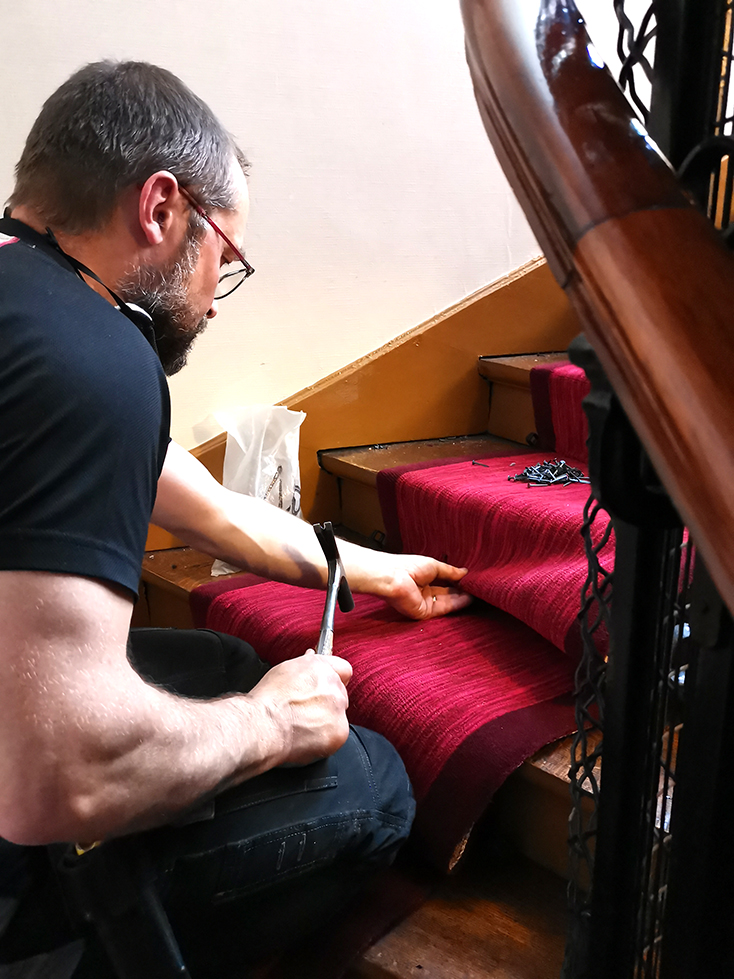 pose d'un tapis d'escalier par un poseur professionnel