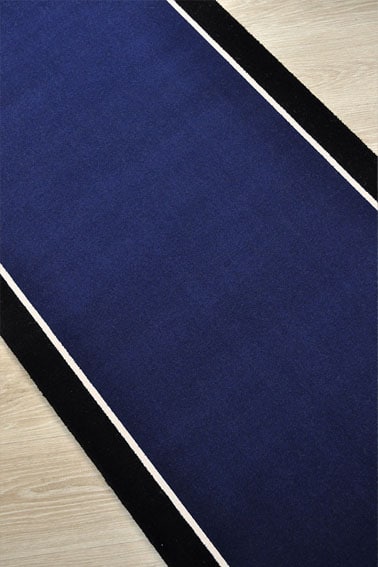 Tapis déstokage bleu nuit et bande noire