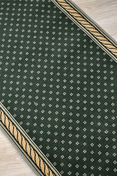 tapis destockage vert anglais à fleurette blanche et bordure tresses or clair