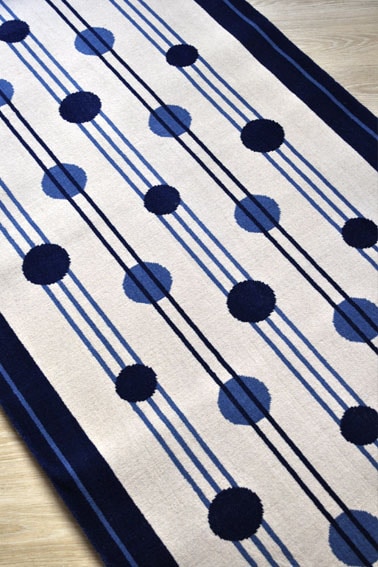 tapis destockage motifs ligne et rond bleus et blanc
