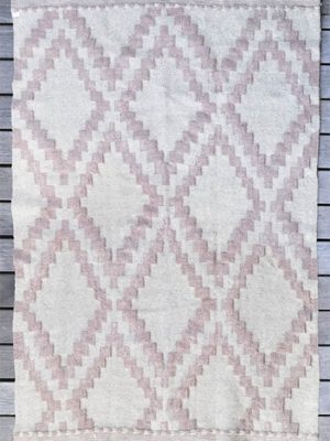 tapis d'intérieur géométrique rose et blanc