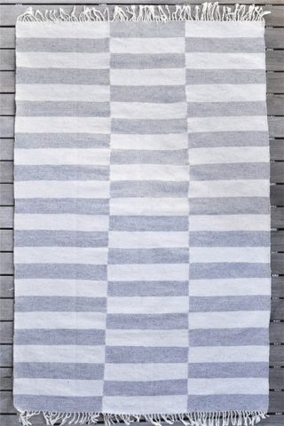 tapis à carreaux gris et blanc