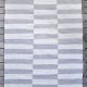 tapis à carreaux gris et blanc