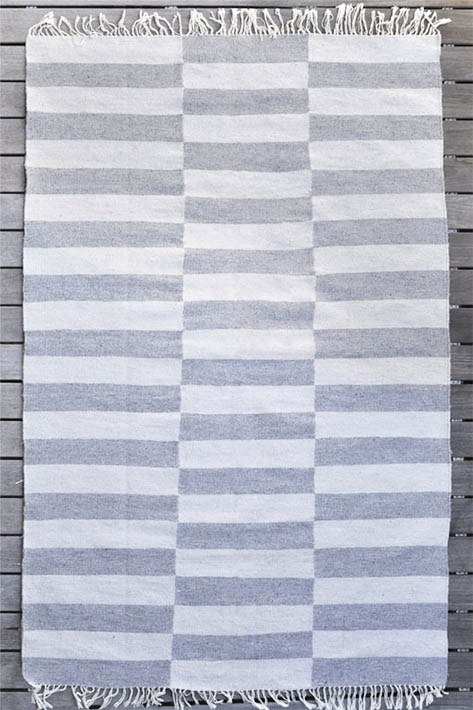 tapis à carreaux gris et blanc