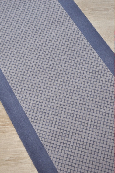 Tapis bleu avec croisillons