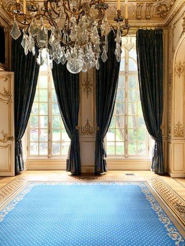 tapis bleu classique à pois