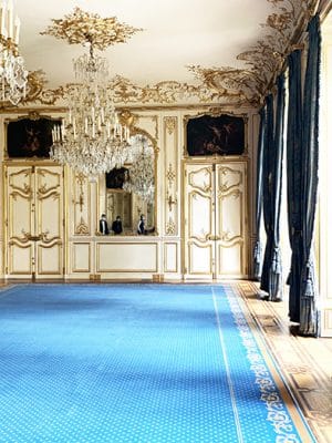 tapis bleu dans salle de réception