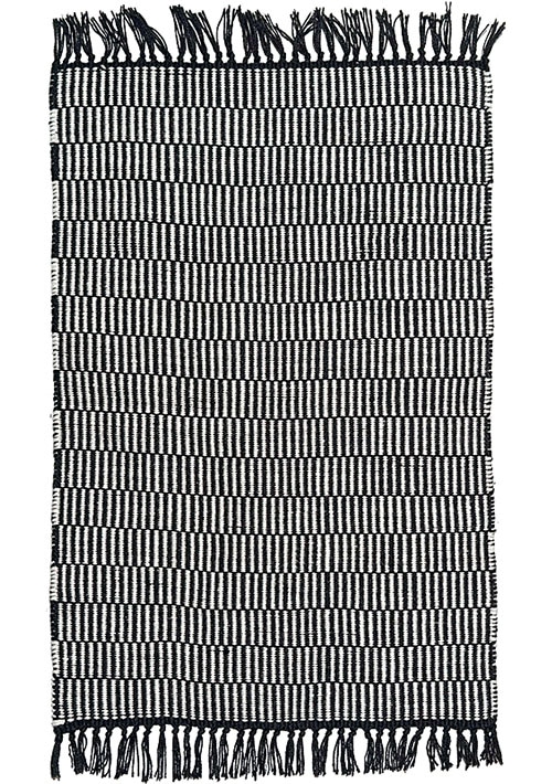 tapis géométrique noir et blanc avec franges