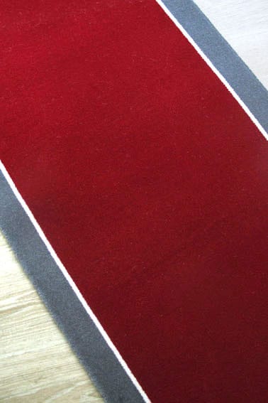 Tapis rouge avec bandes grises