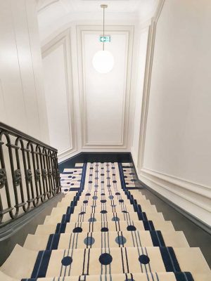 tapis d'escalier murs blancs