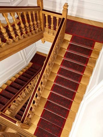 escalier en bois avec tapis rouge