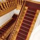 escalier en bois avec tapis rouge