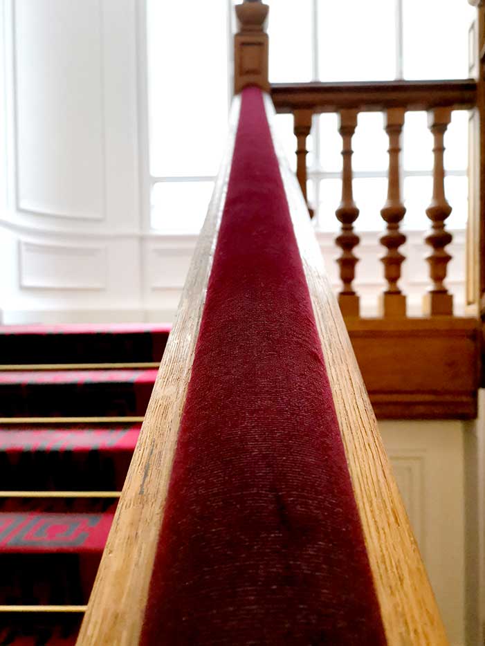 main courante d'escalier en velours rouge