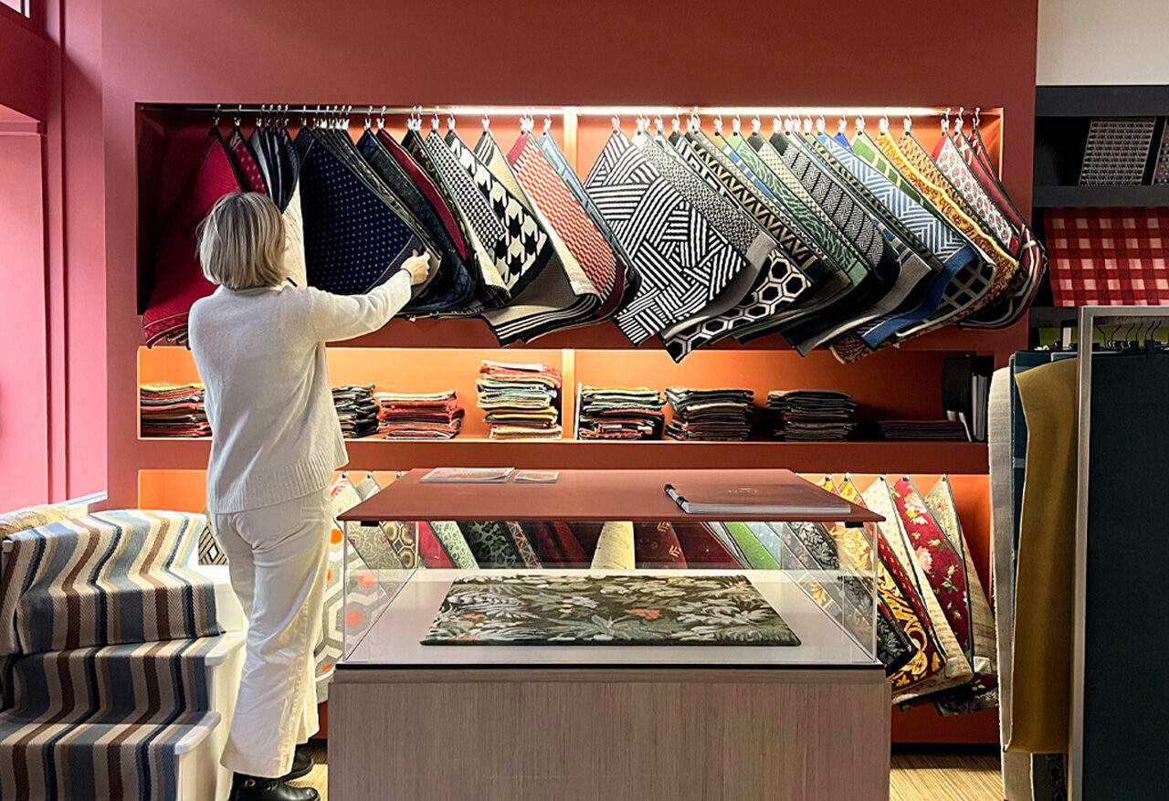 Intérieur du showroom Maison DMT Le Comte avec tapis exposés