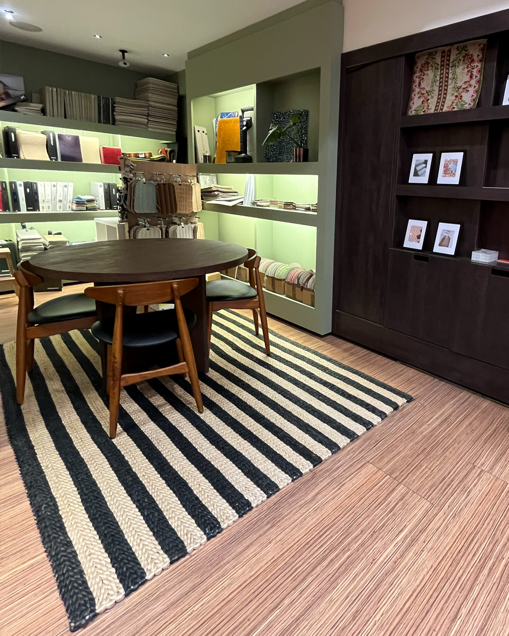 Espace conseil et table de présentation au showroom DMT Le Comte Paris