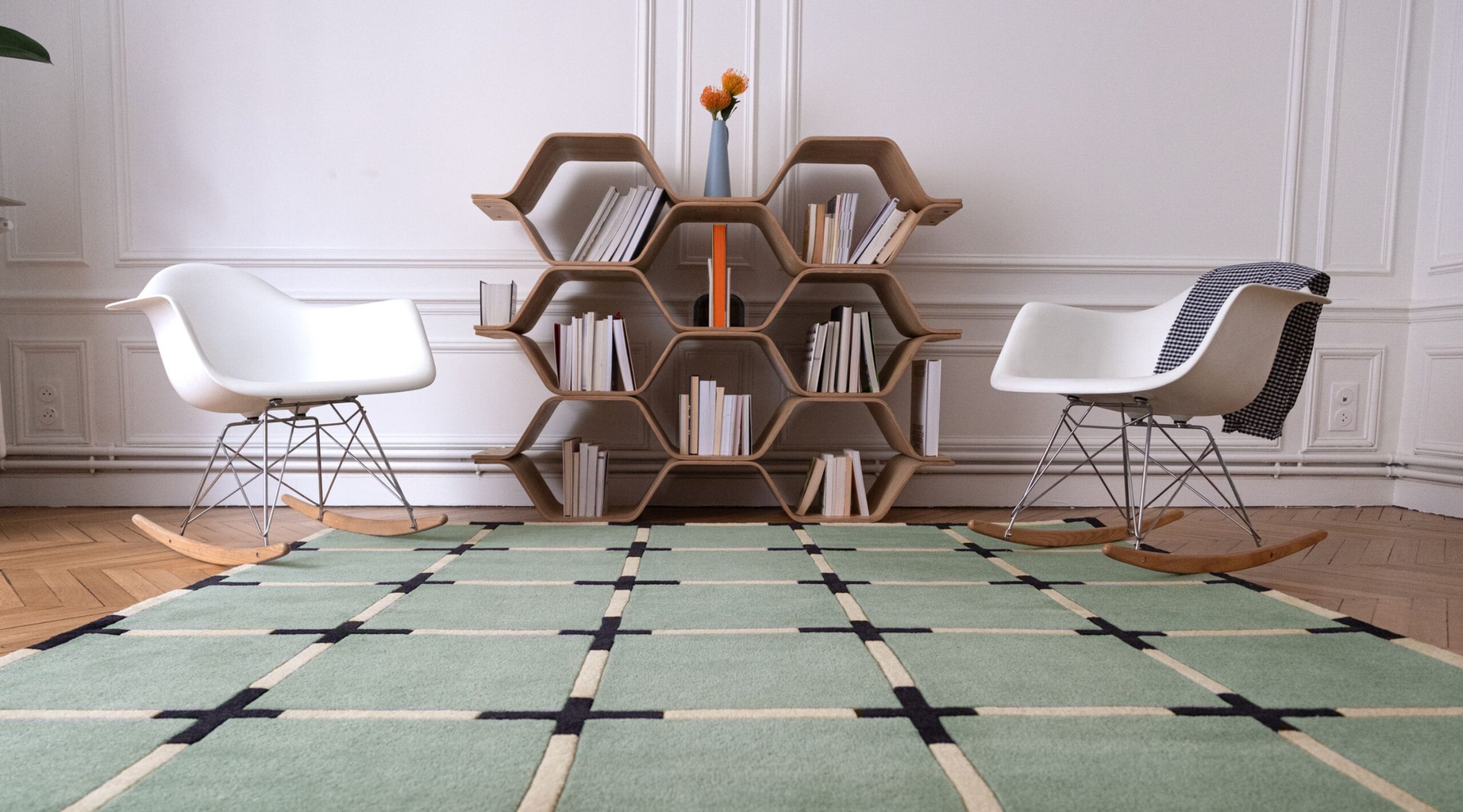 Tapis de créateur Asta céladon dans un salon contemporain, création Camille Techer