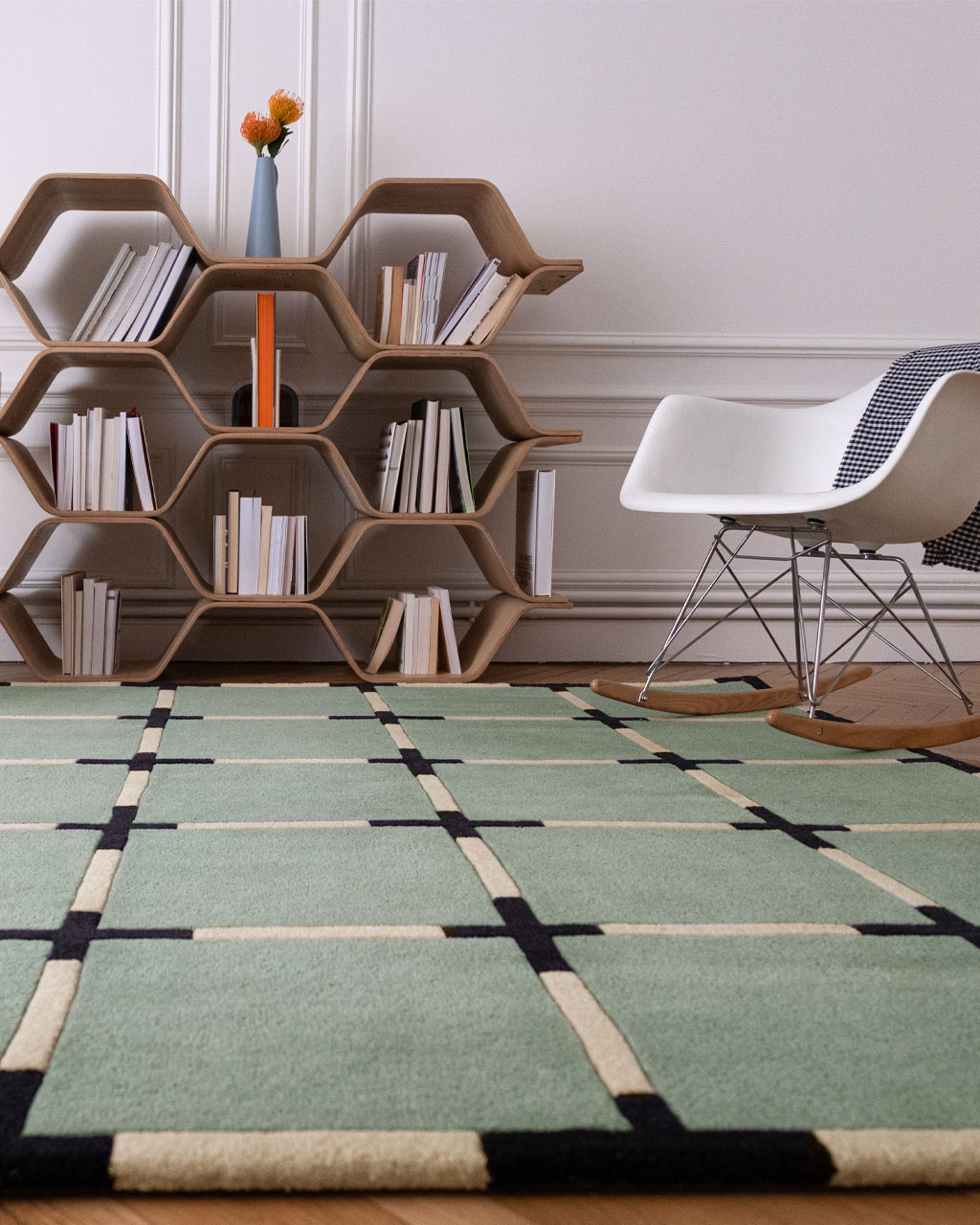 Tapis de salon Sasha céladon en situation (création Camille Techer)