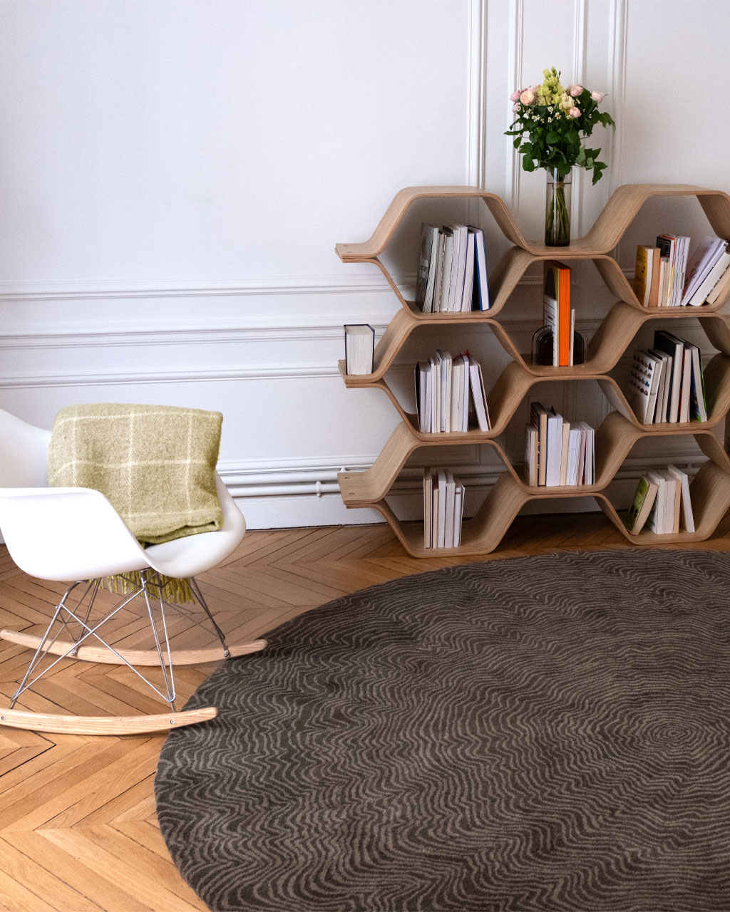 Tapis de salon Françoise marron en situation (création Camille Techer)