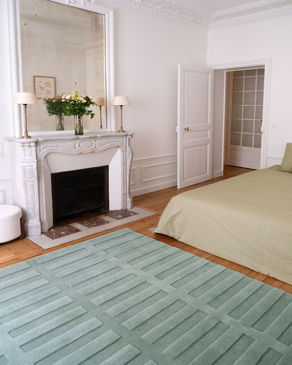Tapis de chambre Romain céladon de Camille Techer dans une chambre