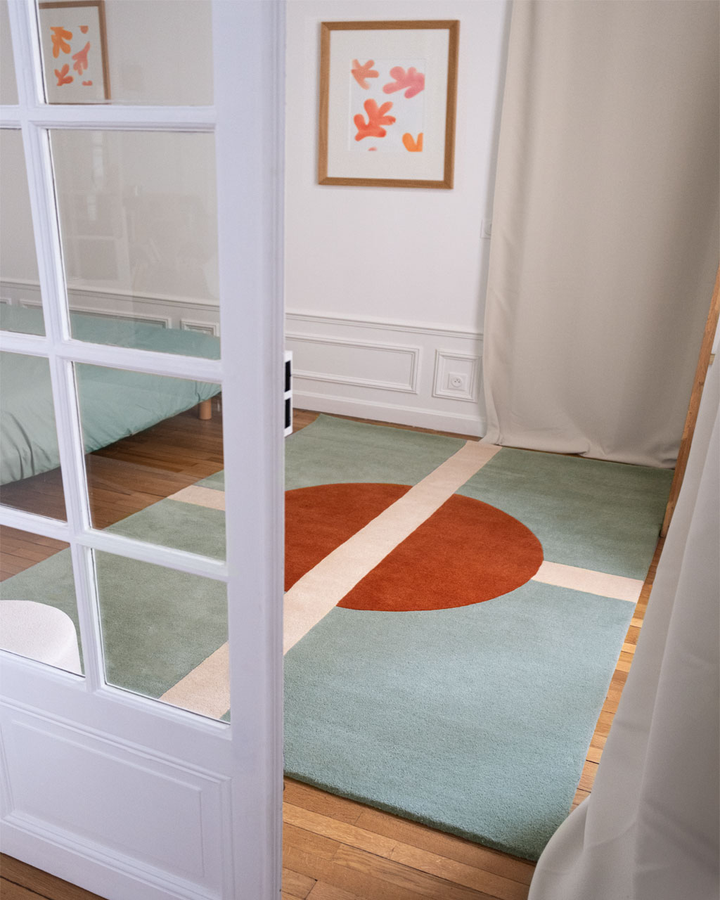 Tapis de chambre Sasha céladon de Camille Techer installé dans une chambre