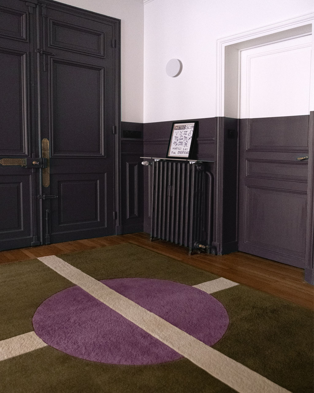 Tapis de salon Sasha kaki en situation (création Camille Techer)