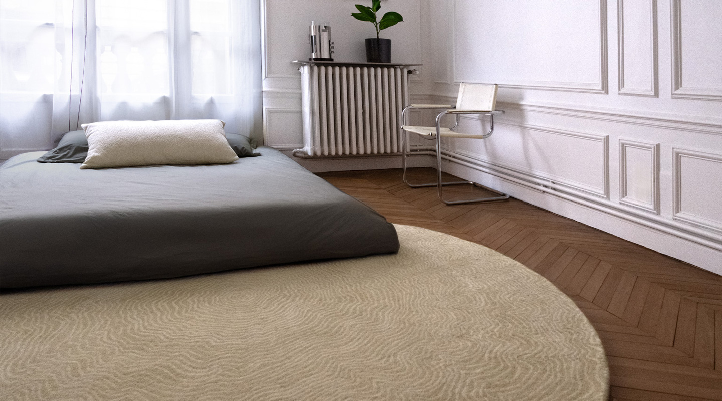 Tapis de créateur Françoise sable dans une chambre lumineuse, création Camille Techer