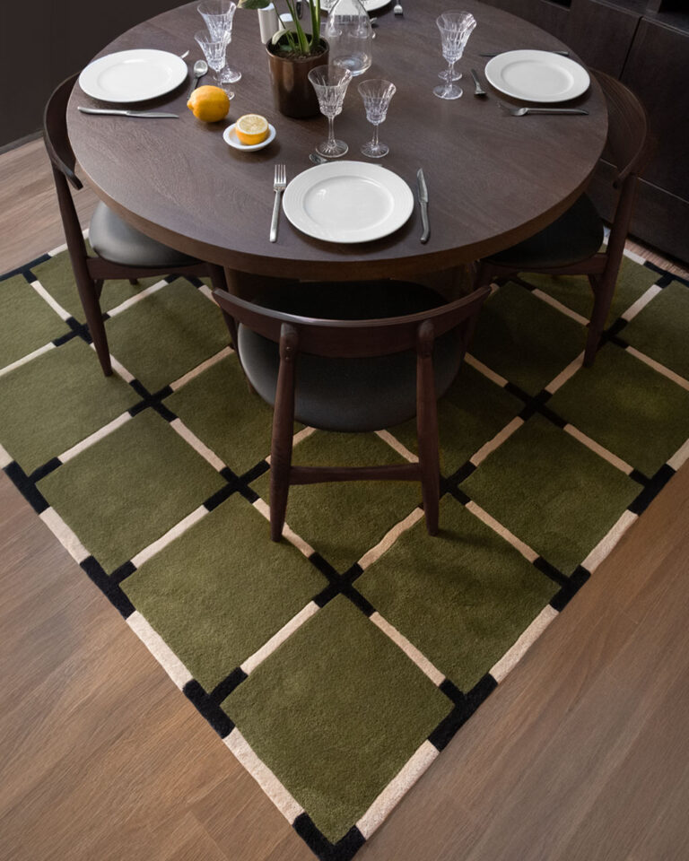 Tapis de créateur Asta kaki dans un salon contemporain, création Camille Techer