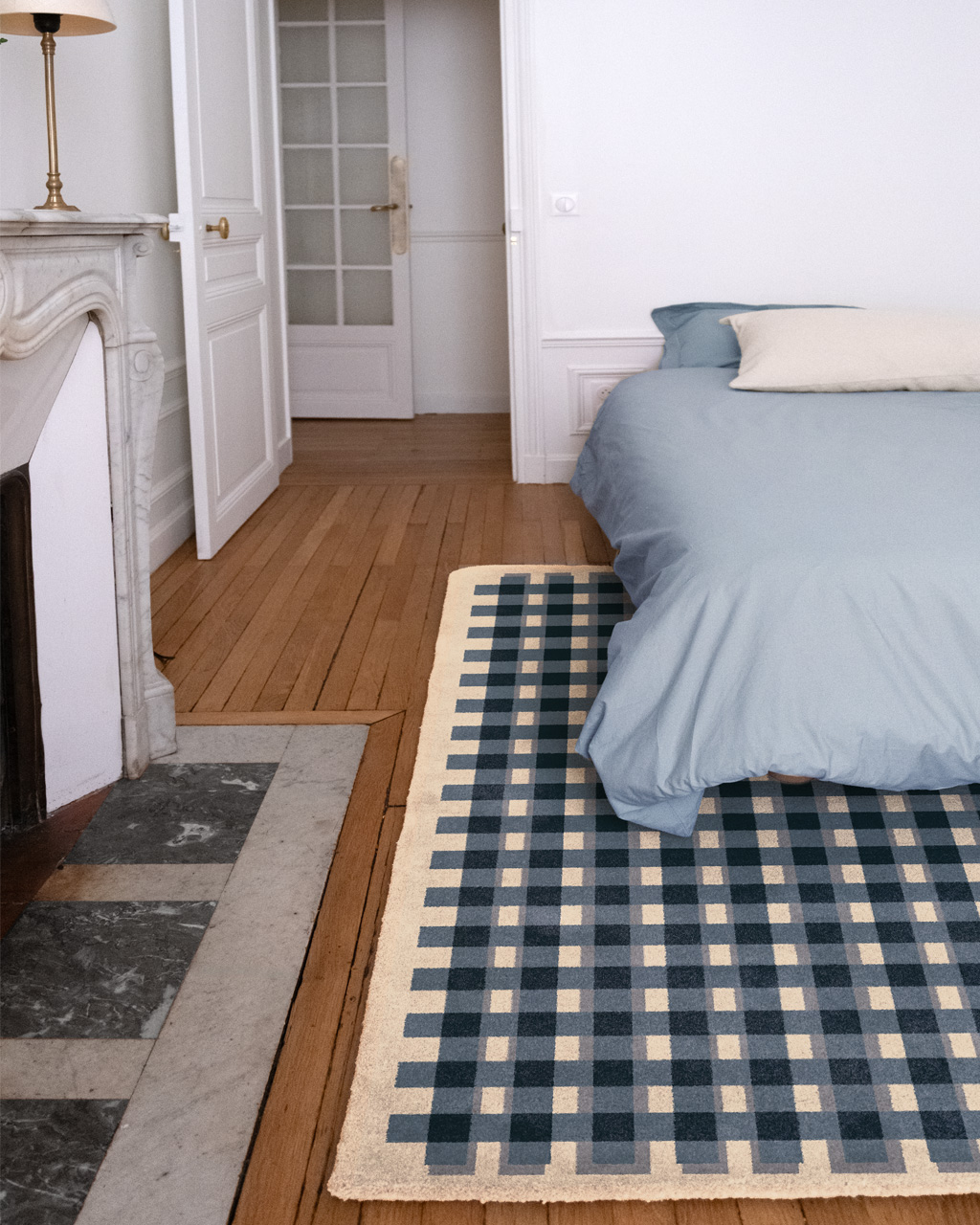 Tapis de chambre Carl sur mesure de Camille Techer installé dans une chambre