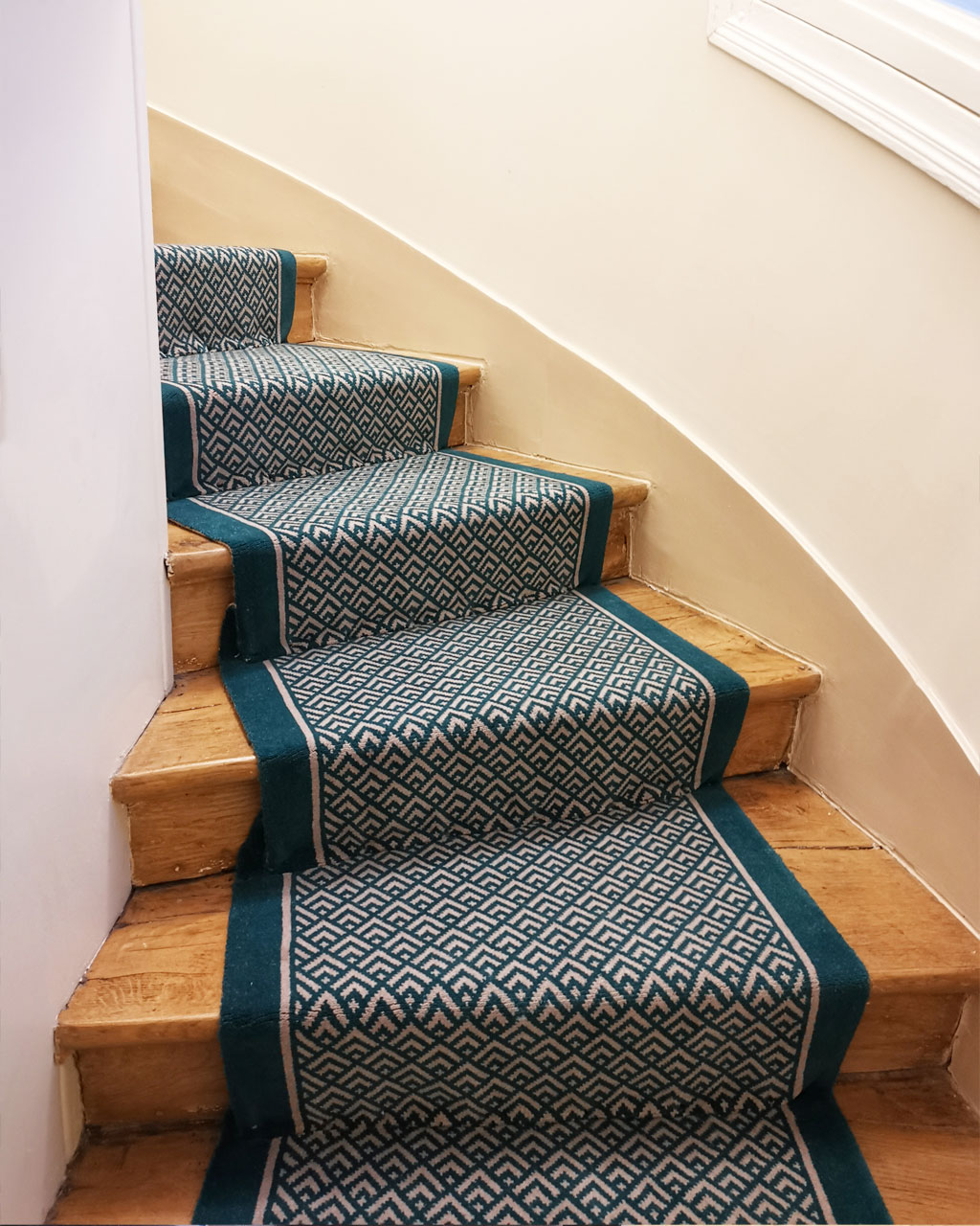 Tapis d’escalier modèle Abondance posé sur escalier