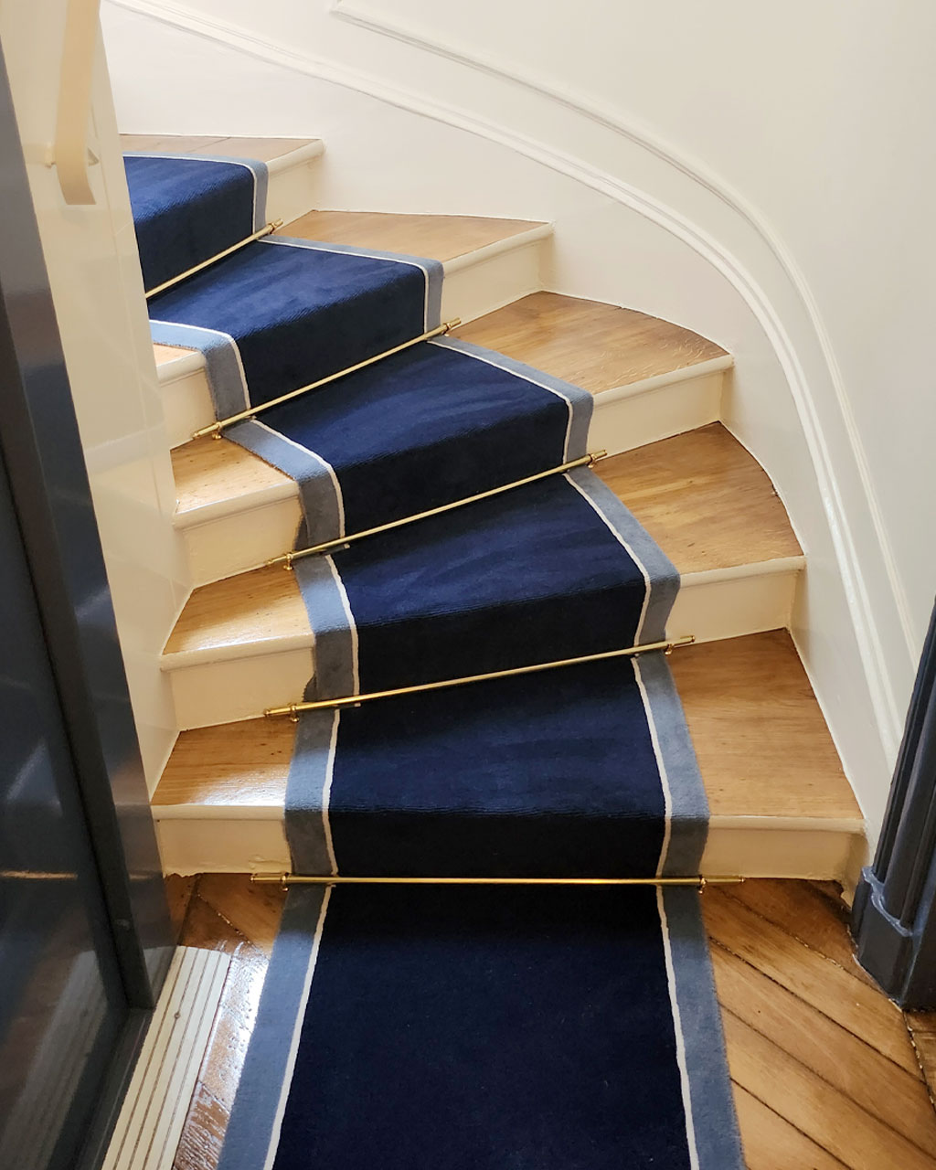Tapis d’escalier classique modèle Courtille posé sur escalier ancien