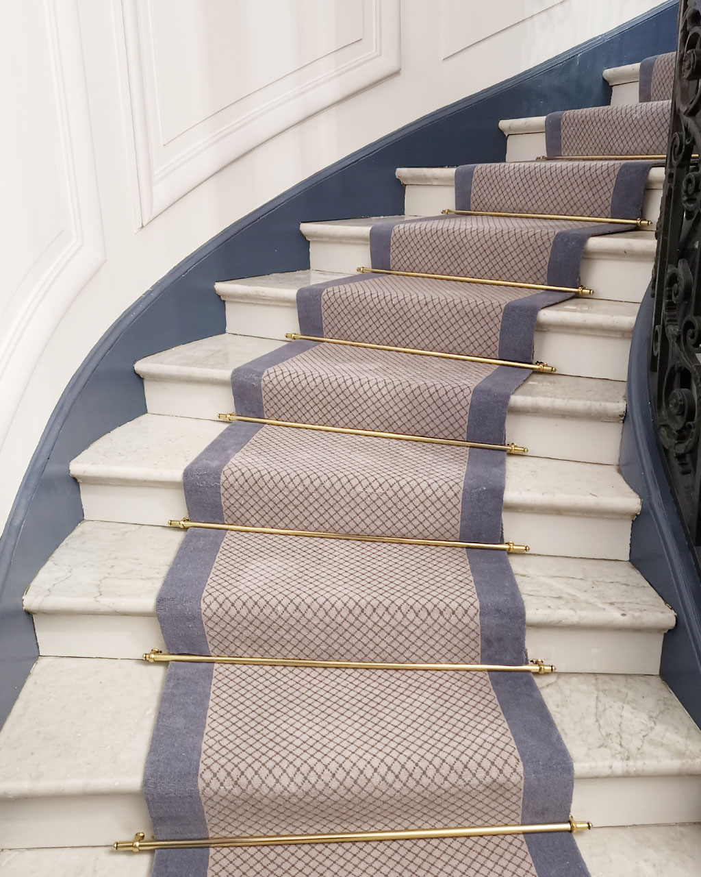 Tapis d’escalier motif croisillon en laine posé avec barres