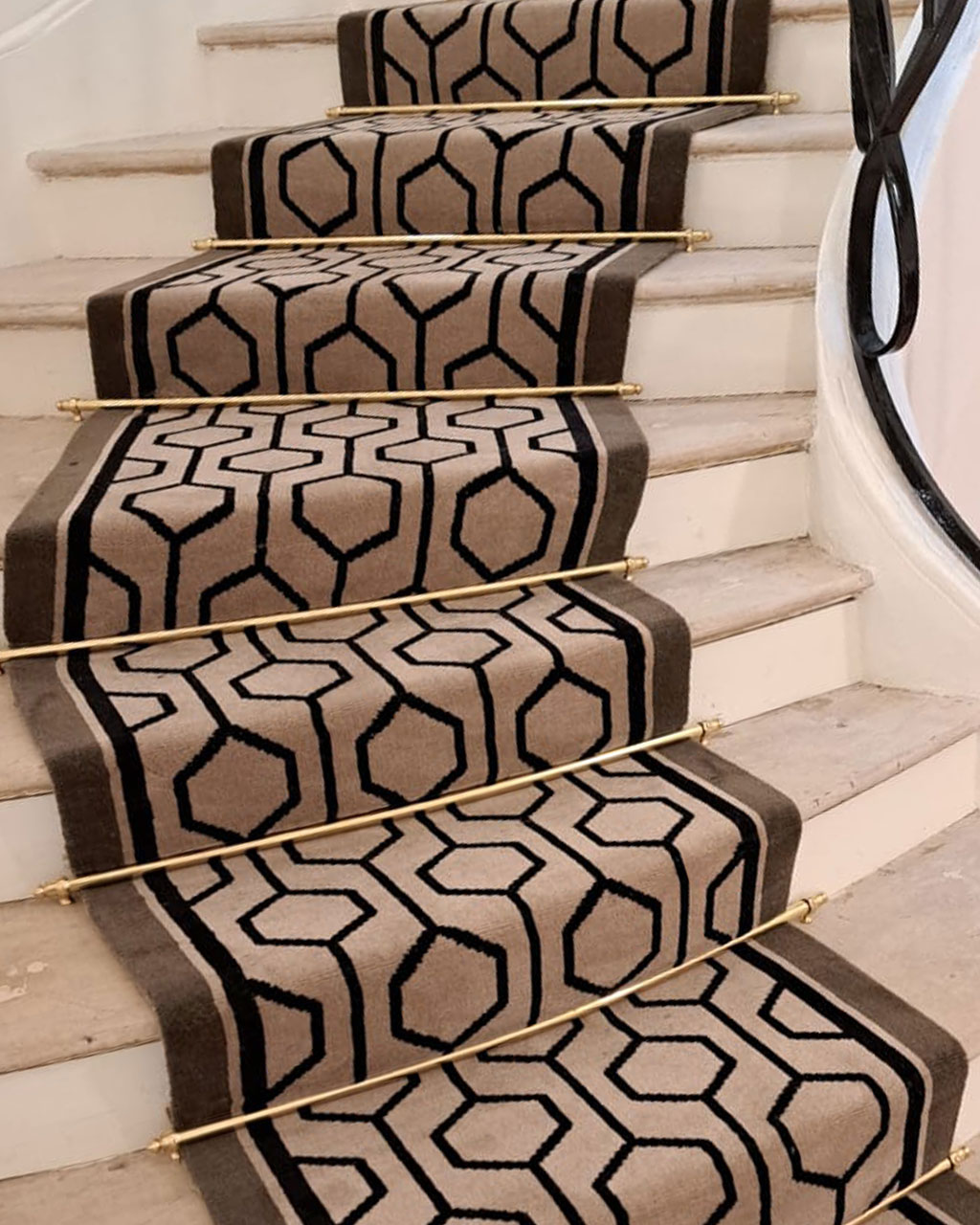 Tapis d’escalier graphique modèle Electron posé avec barres laiton