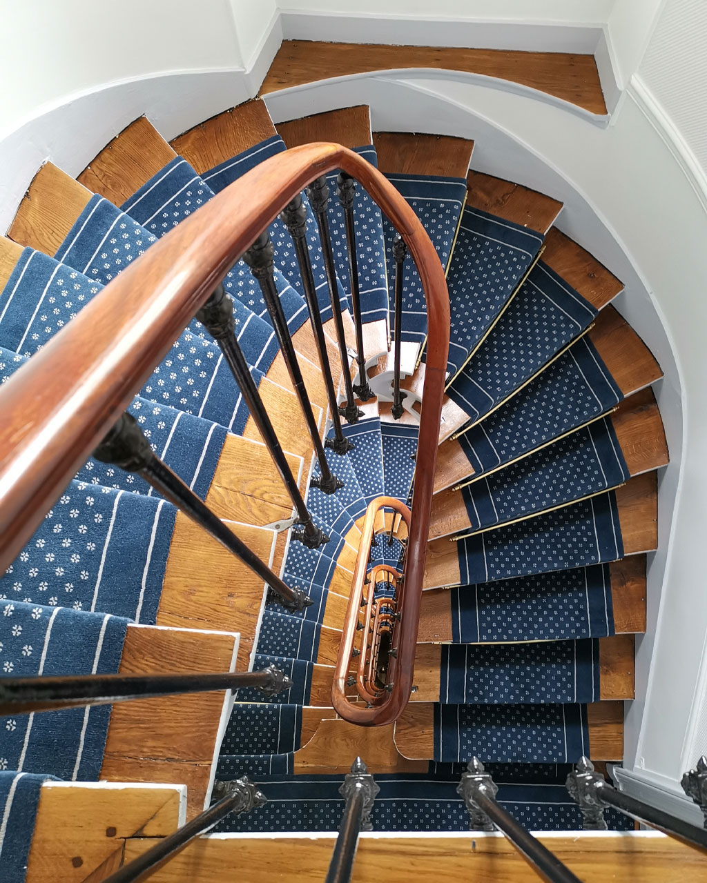 Tapis d’escalier fleuri Fleurette posé sur escalier ancien