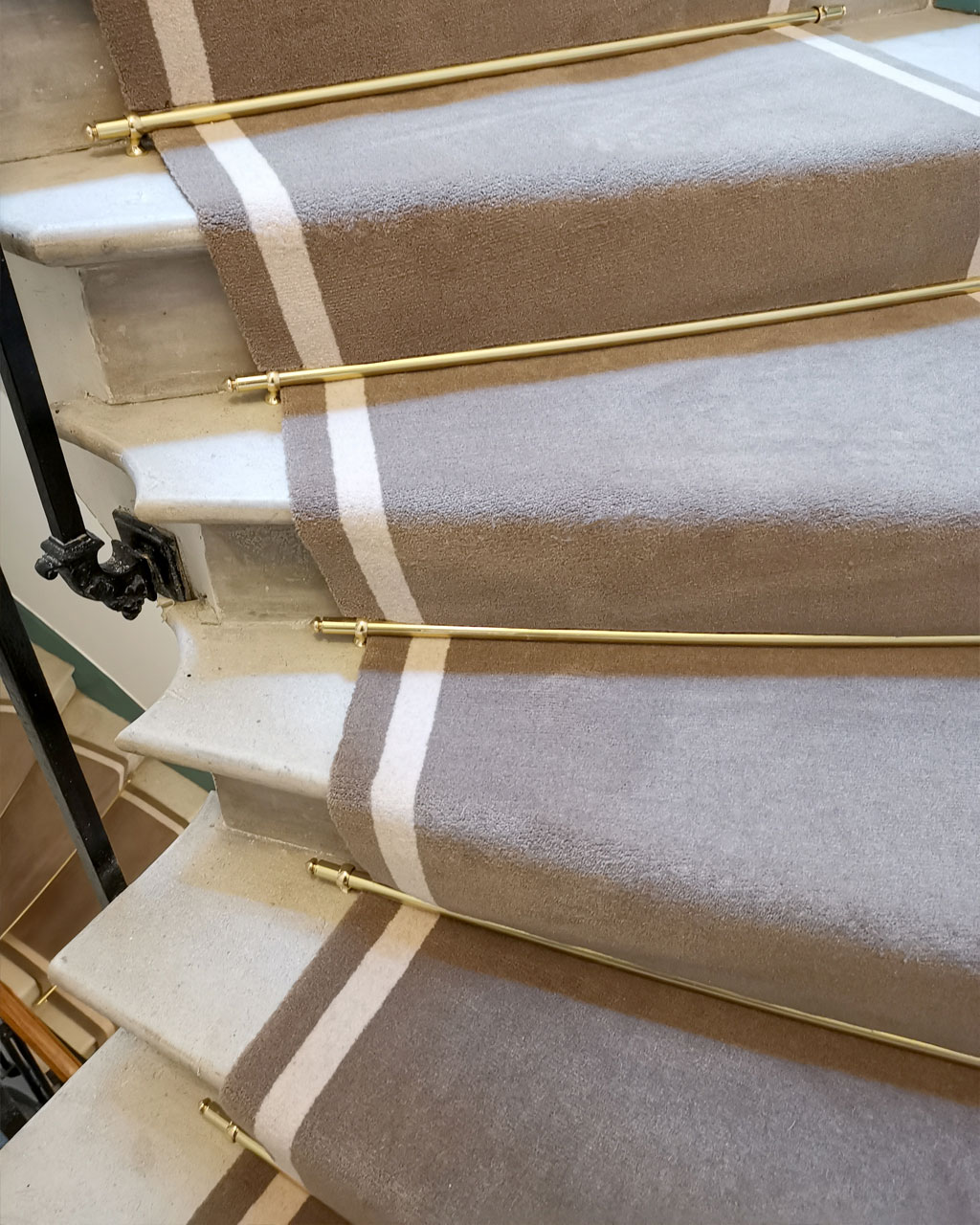 Tapis d’escalier avec galon décoratif posé sur mesure